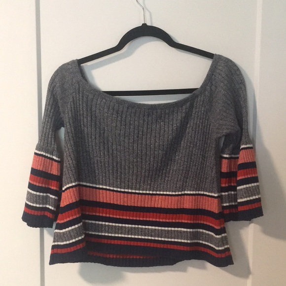 Lovers + Friends Off-the-Shoulder Striped Gray Crop Sweater Size M - Picture 2 of 3
